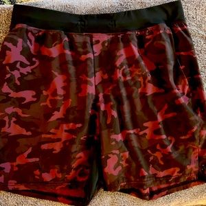 Lululemon T.HE. **LINERLESS** short, XL, 9” inseam. Red Camo
